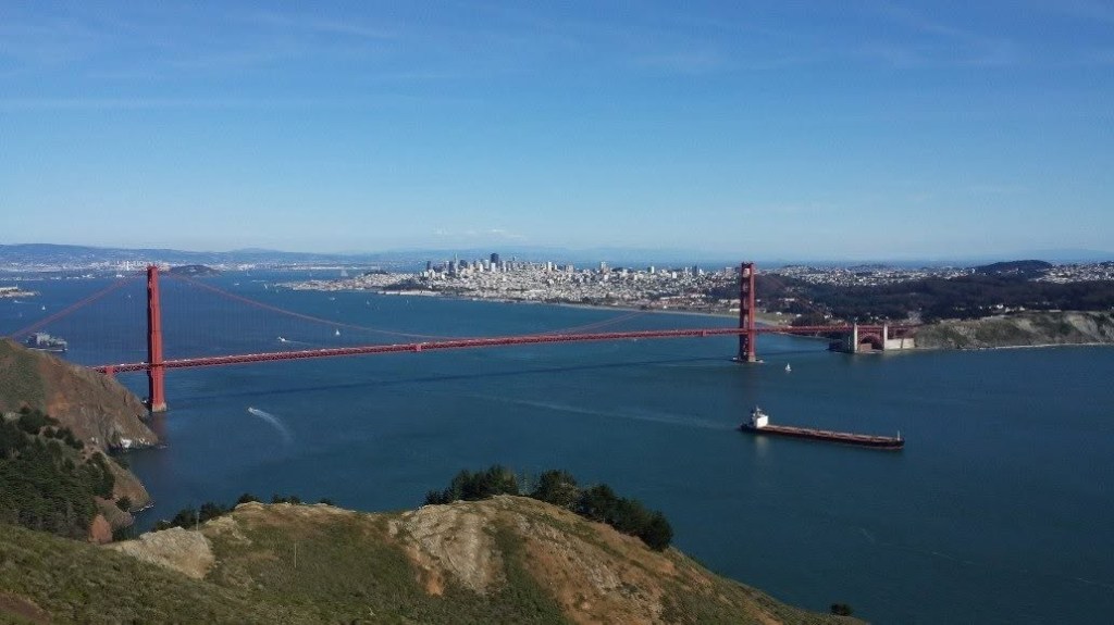 Golden Gate Bridge from a helicopter.- Golden Gate Bridge visto da un elicottero.